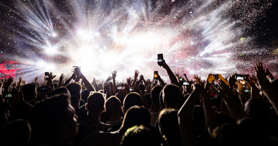 Quando a festa sobe ao palco, a Acústica protege a comunidade